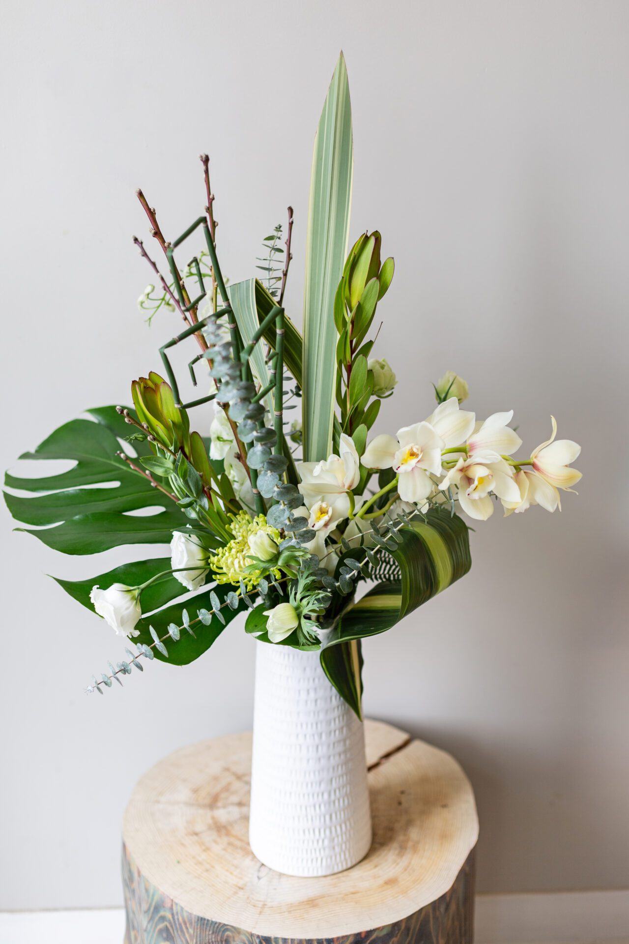 modern-white-green-vase-arrangement